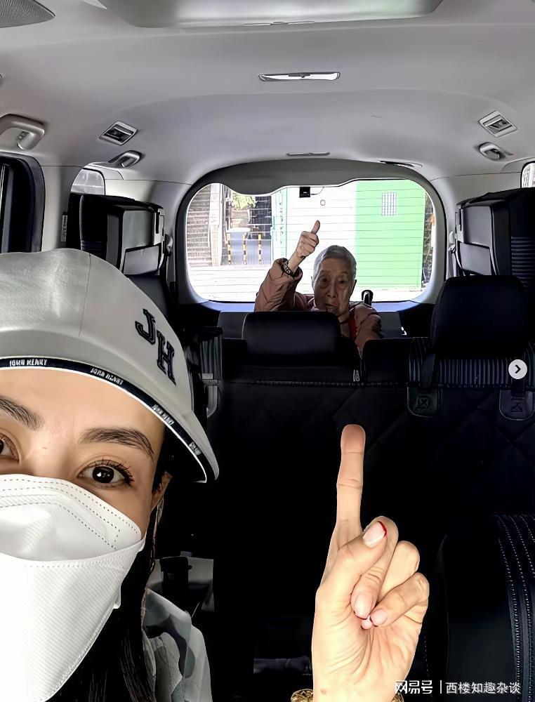 TVB视后宣萱的顶级炫富,不是豪车名表,而是她车后座的102岁保姆