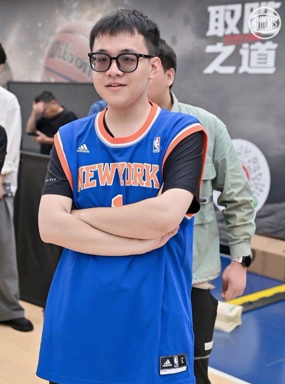MK体育官方网站-联动上了!尼克斯晒在沪球迷线下观赛照:从上海到纽约 都是冠军